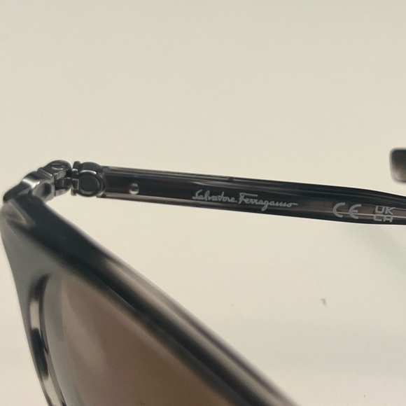 Salvatore Ferragamo SF911S Sunglasses - Picture 7 of 11